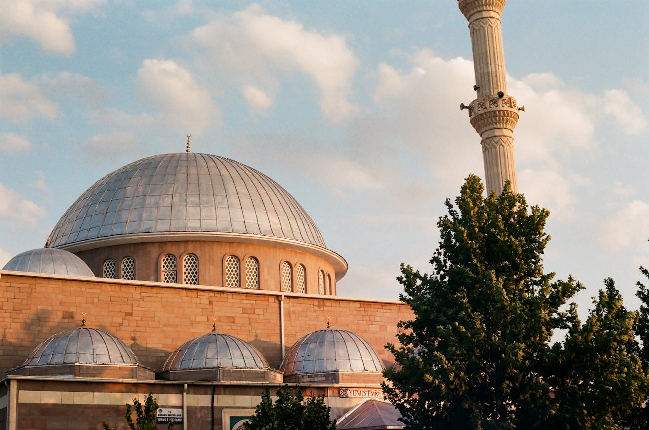 Emret Komutanım Deniz Yüzbaşı Kimdir?