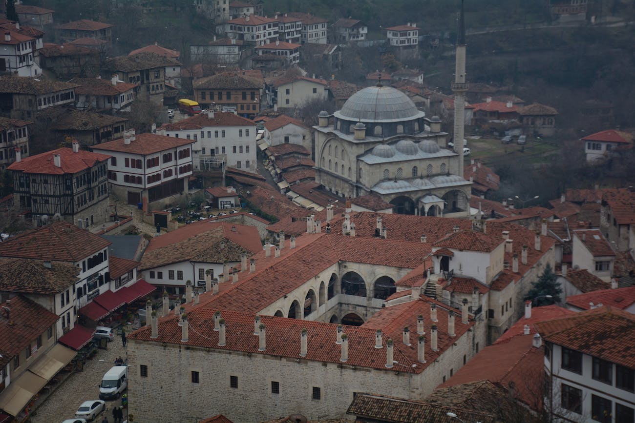 Izzet Altınmeşe'nin Eşi Kimdir?