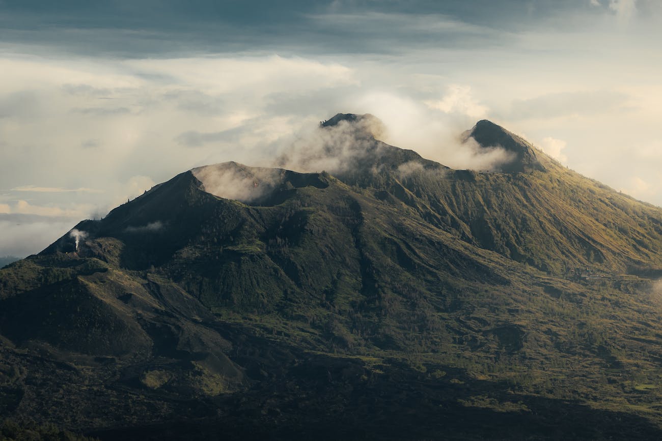 Nur Batur Kimdir?