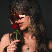 Esra Ronabar Kimdir?