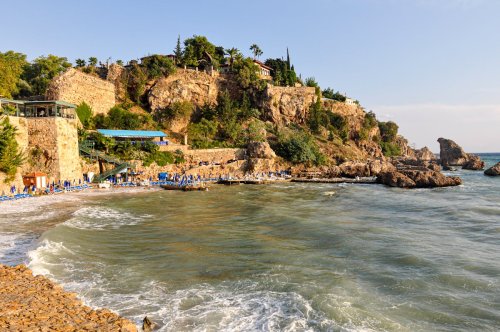 Hakkı Akdeniz Kimdir?