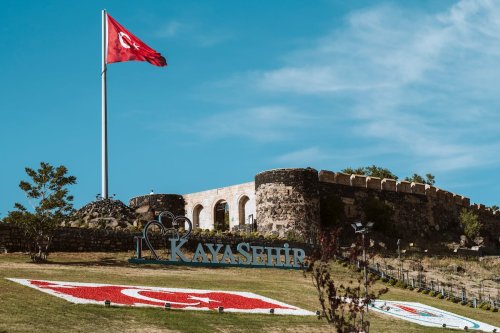 Hazal Kaya'nın Annesi Babası Kimdir?