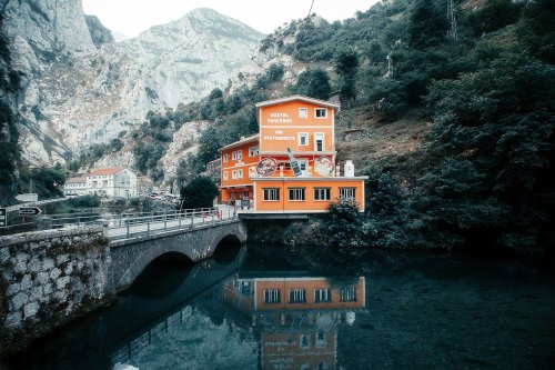 Umur Ekrem Talu Kimdir?